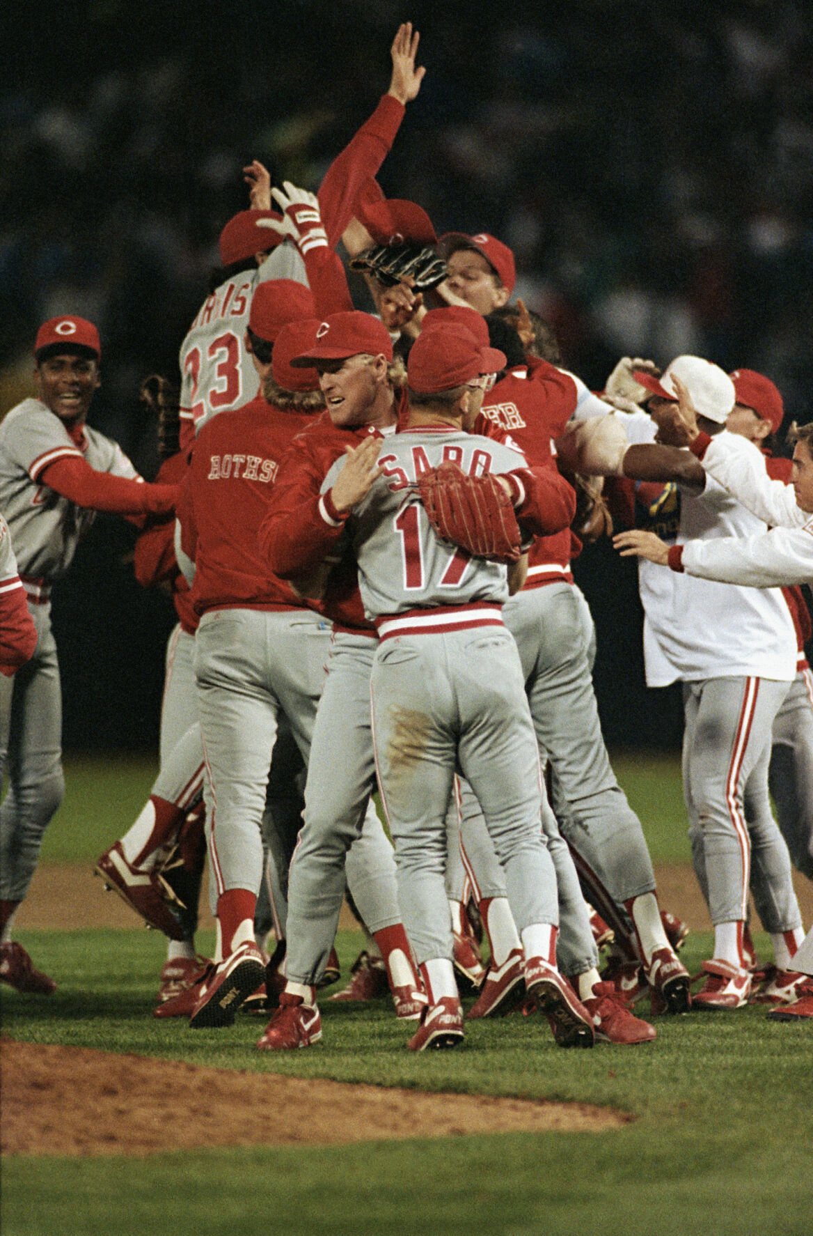 1990: Cincinnati Reds stun Oakland A's, win World Series in 4 games
